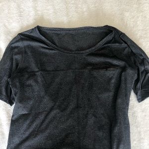 UNIQUE LULULEMON GRAY T SHIRT